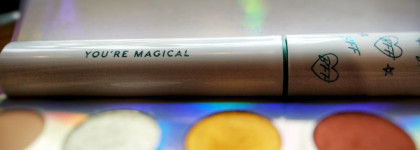 Хороша собой, но есть нюансы в нанесении. Отзыв, свотчи и макияжи BFF Mascara в оттенке Kiss n Teal от Colourpop