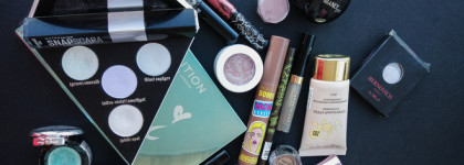 Декоративные фавориты 2020: вспоминаем про тени, хайлайтеры и брови, забываем про все остальные продукты (нет, но да)