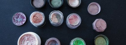 Декоративные фавориты 2020: вспоминаем про тени, хайлайтеры и брови, забываем про все остальные продукты (нет, но да)