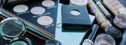 Декоративные фавориты 2020: вспоминаем про тени, хайлайтеры и брови, забываем про все остальные продукты (нет, но да)