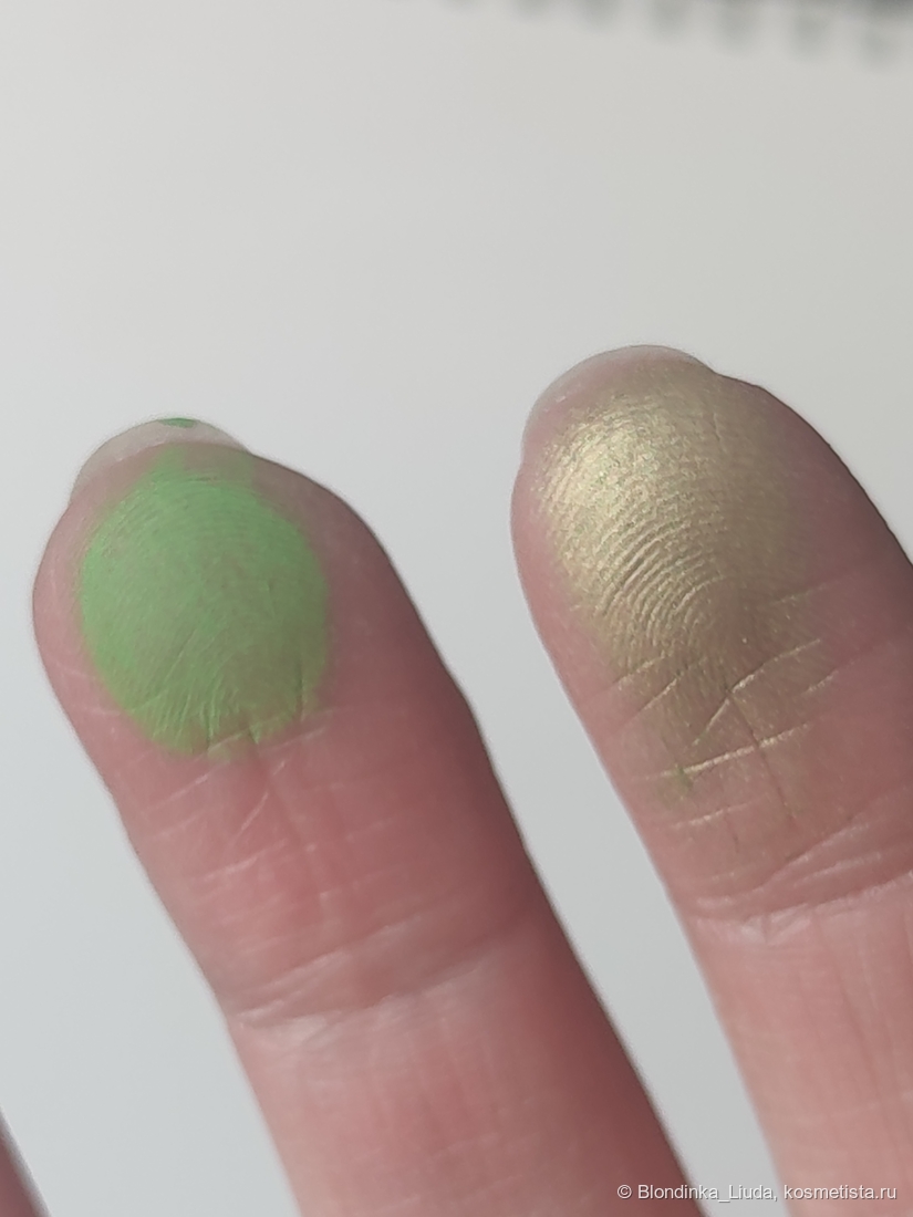 пальцесвотчи Диор (справа) и Сайбербомб (слева) при дневном свете