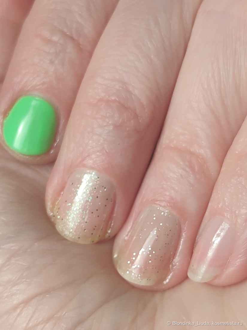 Один слой. Слева направо - Йоло , Френчи тон 391, Френчи, тон 378.   Видно, как Френчи лежат по-разному, 378 более прозрачный и глянцевый.