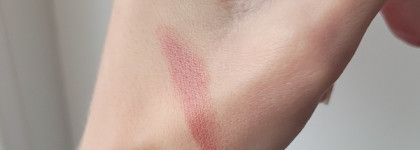 Два повседневных нюда. Chanel Rouge Coco Gloss 119 и Guerlain KissKiss Nude Flirt 307