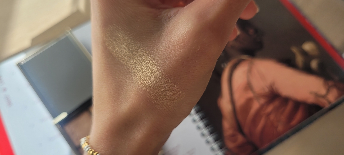 светлый сатиновый беж