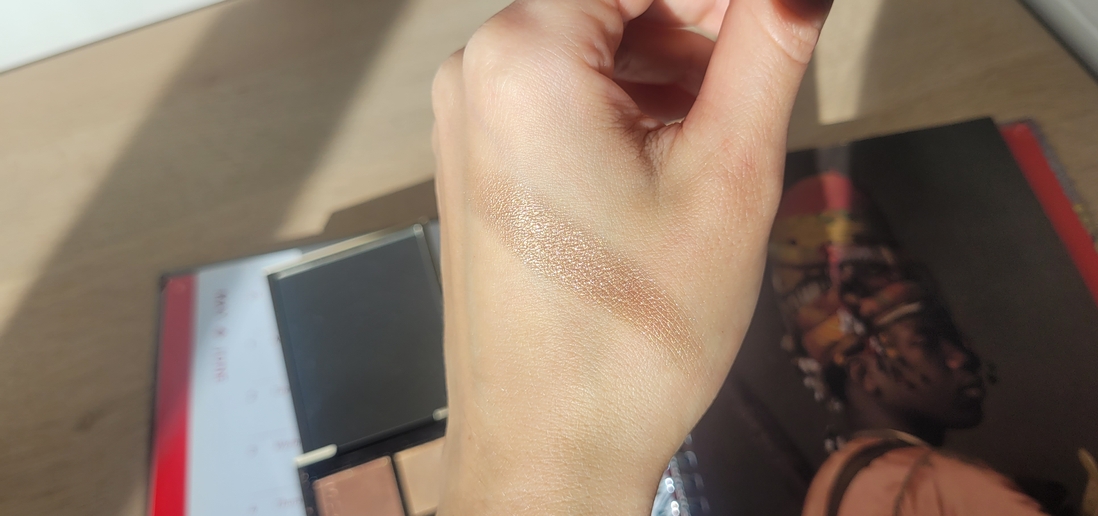 тёплый розоватый беж для выравнивания века