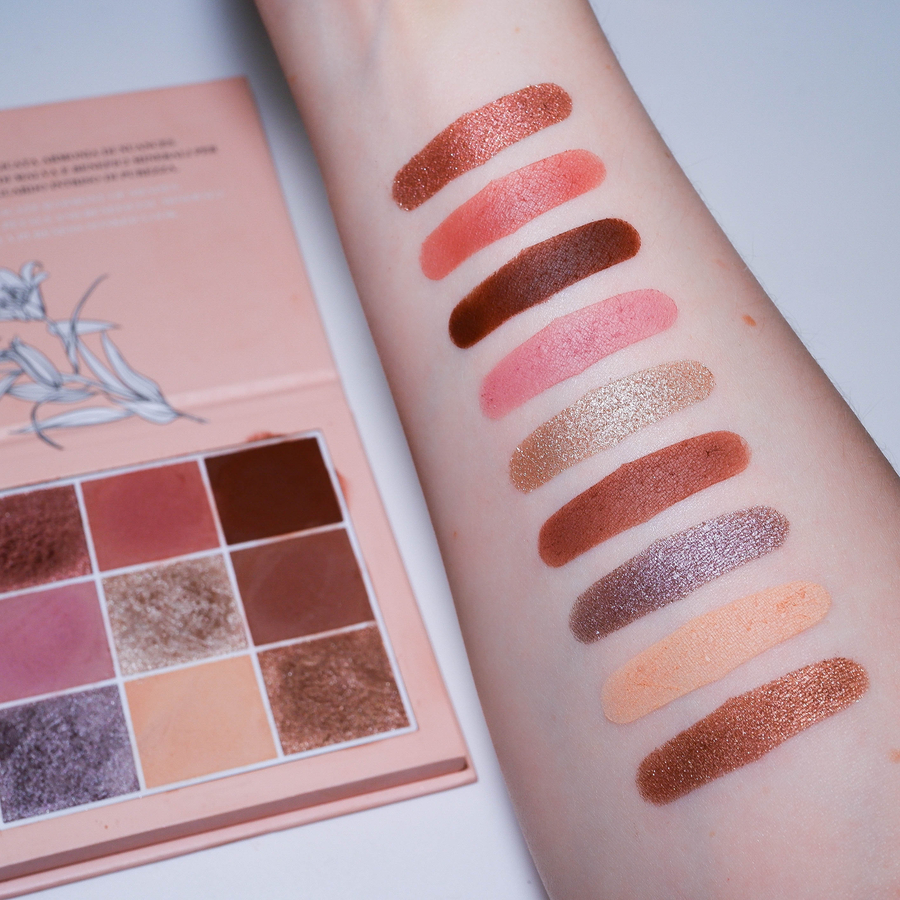 Astra Make-Up Pure Beauty palette свотч под осветителем,на базу для теней