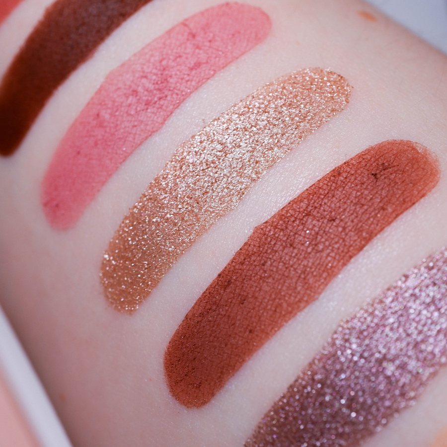 Astra Make-Up Pure Beauty palette свотч под осветителем,на базу для теней