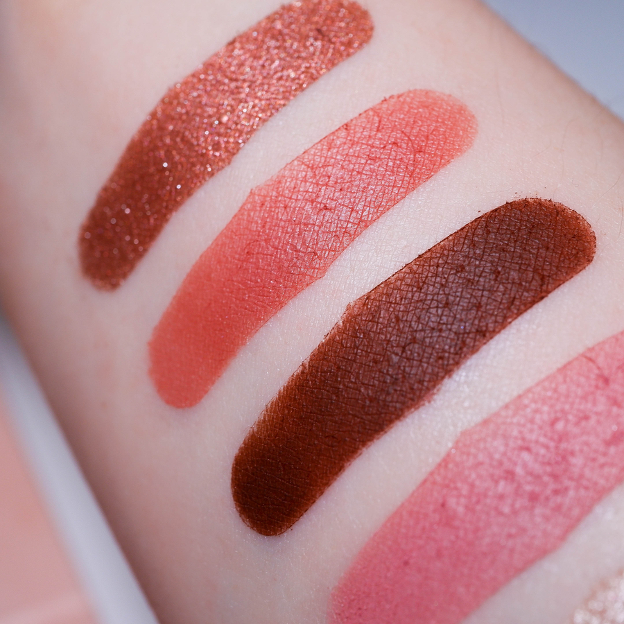 Astra Make-Up Pure Beauty palette свотч под осветителем,на базу для теней