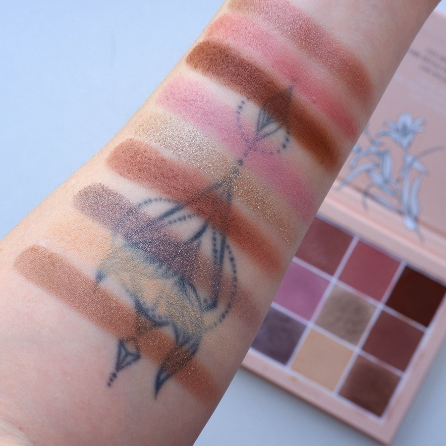 Astra Make-Up Pure Beauty palette свотч