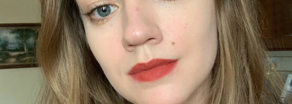 MAC Powder Kiss Lipstick в оттенке Devoted to Chili: сочетание прекрасного цвета и ужасных характеристик