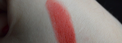 MAC Powder Kiss Lipstick в оттенке Devoted to Chili: сочетание прекрасного цвета и ужасных характеристик