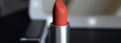MAC Powder Kiss Lipstick в оттенке Devoted to Chili: сочетание прекрасного цвета и ужасных характеристик