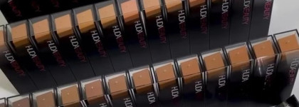 Hudabeauty запустила новую линейку тональной основы Faux filter skin finish foundation stick, базу под макияж и кисть для нанесения тона