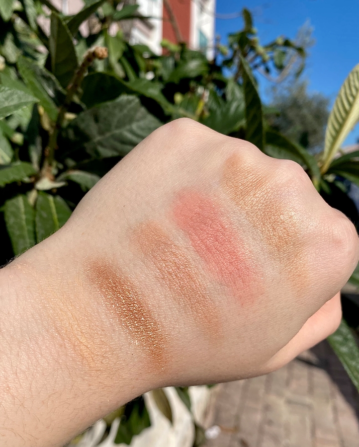 Слева направо: пудра, тени, хайлайтер, румяна, бронзер.