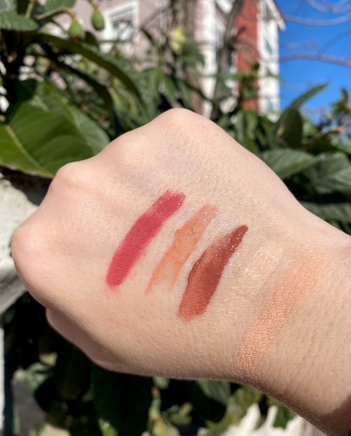 Слева направо: помада, плампер, жидкая помада, база под тени, консиллер