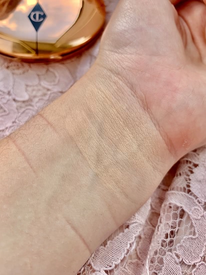 Charlotte Tilbury Airbrush Flawless 02 в своих лучших традициях