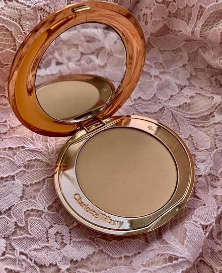 Charlotte Tilbury Airbrush Flawless 02 в своих лучших традициях