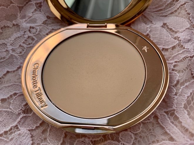 Charlotte Tilbury Airbrush Flawless 02 в своих лучших традициях