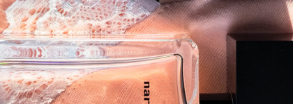 Аромат-путешественник Narciso Rodriguez For Her Musc Noir Eau de Parfum: почему слива и замша стали нашими спутниками за границей