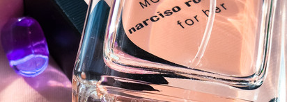 Аромат-путешественник Narciso Rodriguez For Her Musc Noir Eau de Parfum: почему слива и замша стали нашими спутниками за границей