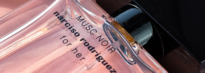 Аромат-путешественник Narciso Rodriguez For Her Musc Noir Eau de Parfum: почему слива и замша стали нашими спутниками за границей