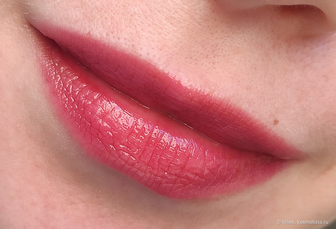 Clarins Natural Lip Perfector Intense 18 Intense Garnet через несколько минут после нанесения