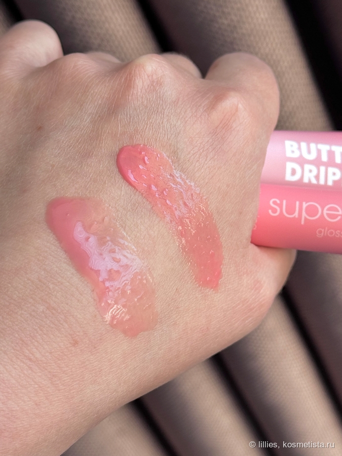 Справа Essence The Super Peptide Glossy Lip Treatment в оттенке #04 Coralized; слева Catrice Butter Drippin' Glossy Lip Balm #010 Pink Lemon Squeezin’