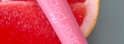 Мягкий коралл и идеальный нюд с Essence The Super Peptide Glossy Lip Treatment #04 Coralized и Catrice Butter Drippin' Glossy Lip Balm #010 Pink Lemon Squeezin’