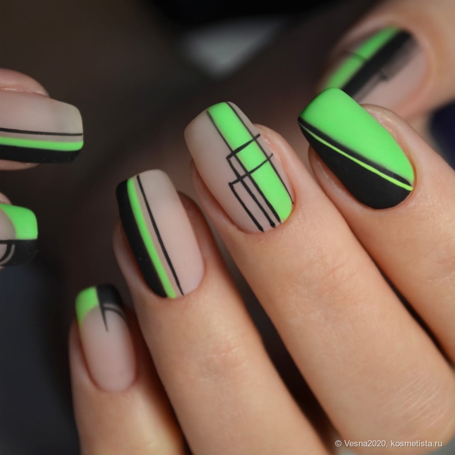 Зеленый гель-лак Lovely коллекция Classik №129 на ногтях