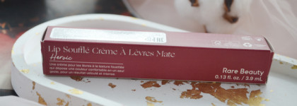 Бренд певицы Селены Гомес и шикарная жидкая матовая помада Rare Beauty lip soufflé mate lip cream в оттенке Heroic