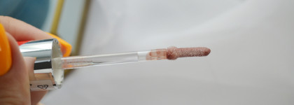 Дайте 2: Блеск для губ Luxvisage Icon Lips Glossy Volume в оттенке 506 Caramel Beige