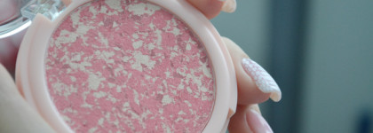 Нежнейшие холодные румяна компактные Estrade Lovely Blush в оттенке 203