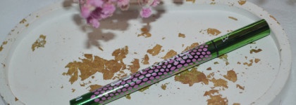 Лимитка Beauty Bomb UFO: подводка-фломастер с кистью 25 Frame Eyeliner в оттенке 01