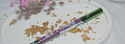 Лимитка Beauty Bomb UFO: подводка-фломастер с кистью 25 Frame Eyeliner в оттенке 01