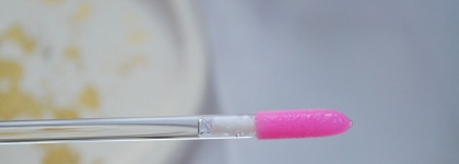 Вайб 2000-х: блеск для губ Vivienne Sabo Histoires Infernales Lip Gloss в оттенке 01