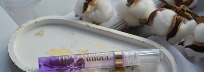 Вайб 2000-х: блеск для губ Vivienne Sabo Histoires Infernales Lip Gloss в оттенке 01