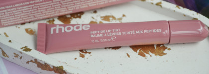 Идеальный глянец от Хейли Бибер: Rhode Peptide Lip Tint в оттенке Salty Tan