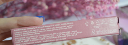 Идеальный глянец от Хейли Бибер: Rhode Peptide Lip Tint в оттенке Salty Tan