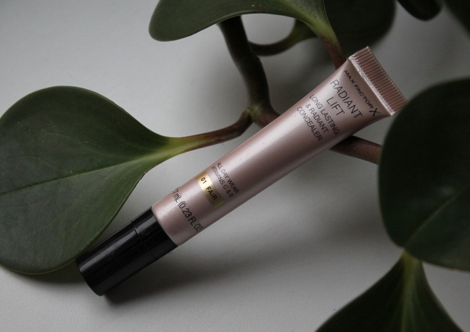 Ищете бюджетный консилер на лето?Консилер Max Factor Radiant Lift Long ...