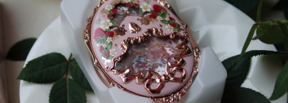 Румяна невероятной красоты. Strawberry Rococo Series Embossed Blush бренда Flower knows
