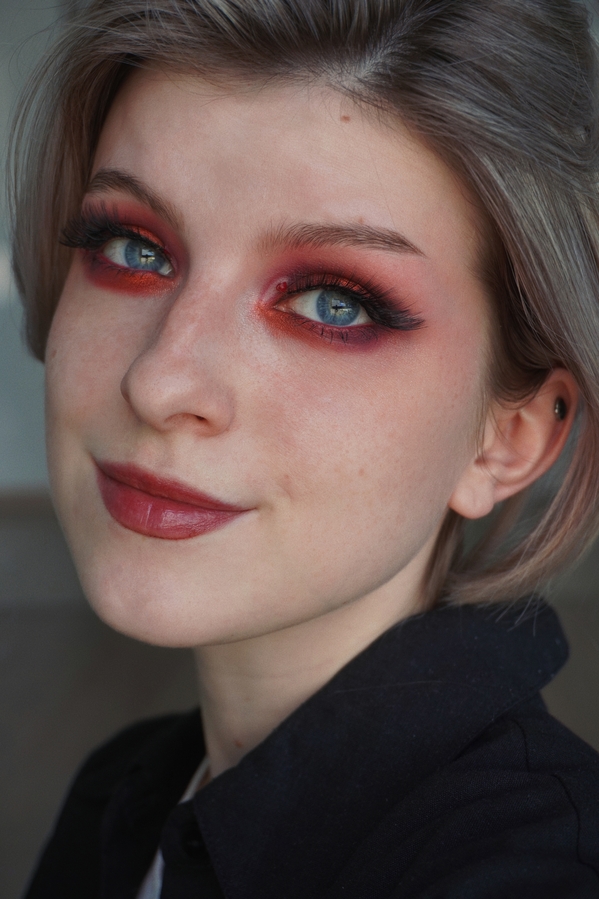 На губах: Pastel 202 + Clarins Lip oil (03)