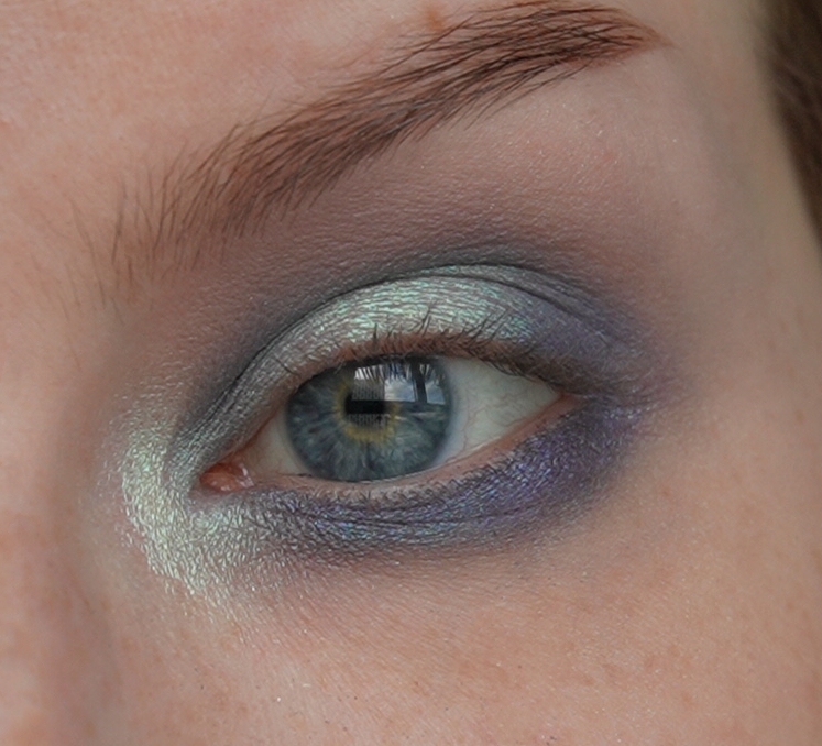 *лунный фосфор в уголок глаза еще добавила