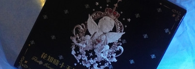 Палетка, спустившаяся с небес! Flower Knows Little Angel Embossed Highlighter