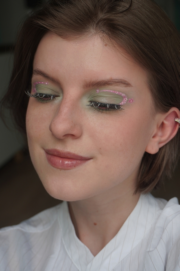 На губах масло-блеск Clarins Lip Comfort Oil Camellia Collection (15 blush camellia) и Pupa True lips (004)