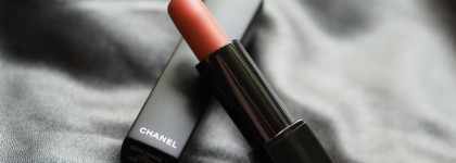 Матовая с характером Chanel Rouge Allure Velvet Extreme #102 Modern