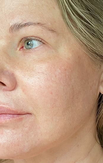 Тональная основа под макияж Burberry Fresh glow luminous fluid base оттенок 01