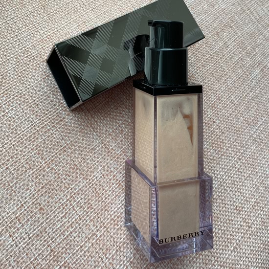 Тональная основа под макияж Burberry Fresh glow luminous fluid base оттенок 01