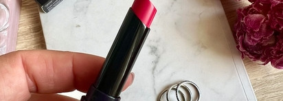 Сочная помада с сияющим эффектом Unforgettable Lipstick - Shine в оттенке Enigma от Kevyn Aucoin