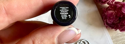 Сочная помада с сияющим эффектом Unforgettable Lipstick - Shine в оттенке Enigma от Kevyn Aucoin