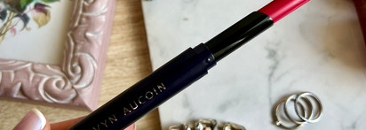 Сочная помада с сияющим эффектом Unforgettable Lipstick - Shine в оттенке Enigma от Kevyn Aucoin